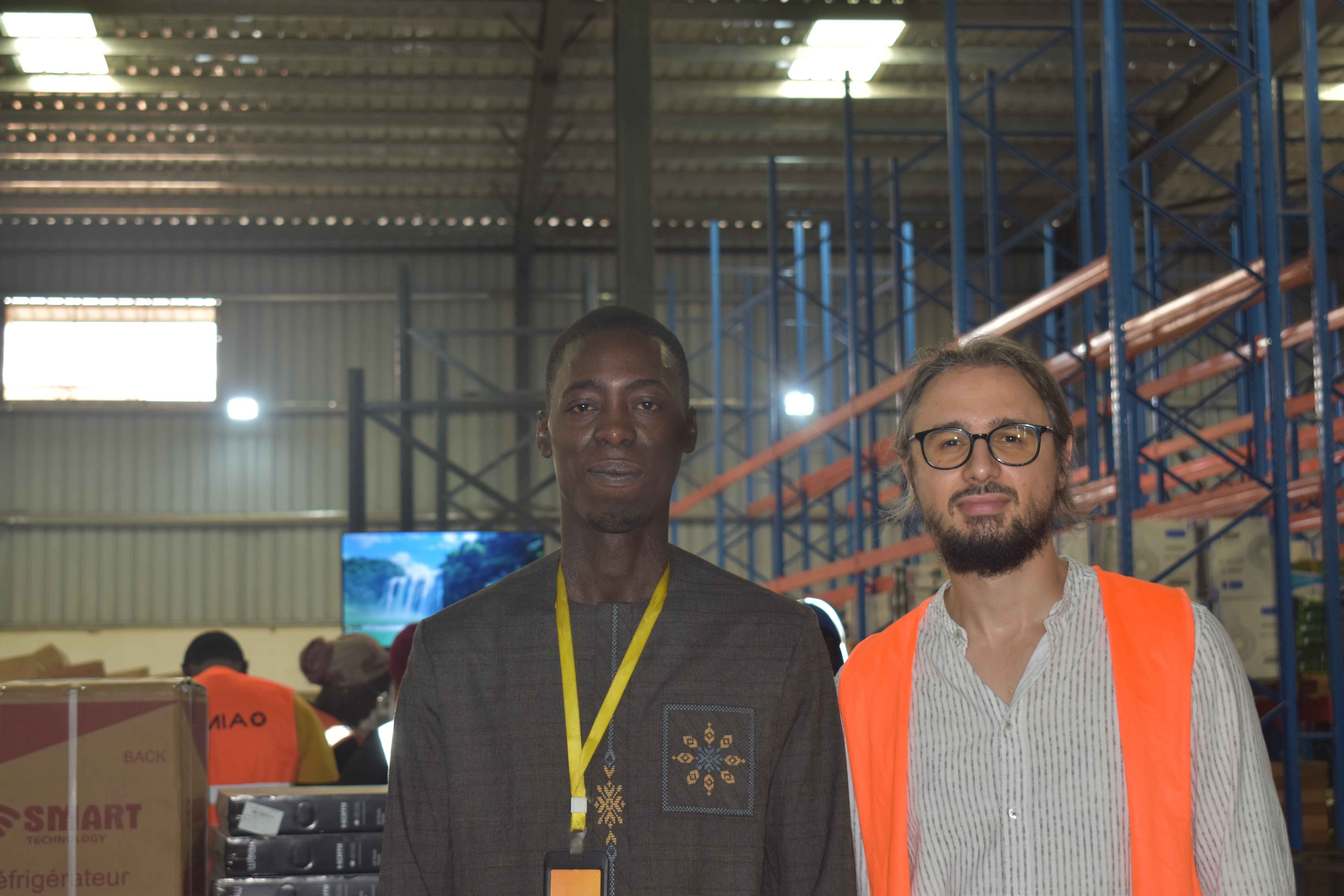 Barka et Lies-Paul Mollard, CEO de Jumia Sénégal dans l’entrepôt central de Jumia à Thiaroye Barka et Lies-Paul Mollard, CEO de Jumia Sénégal dans l'entrepôt central de Jumia à Thiaroye